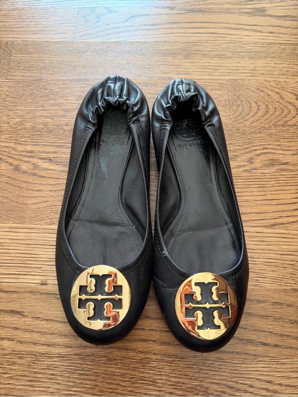 Tory Burch Black Leather Ballet Flats with Gold Logo Medallion 7.5 Shors